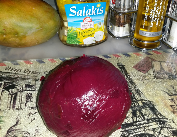 Салат из свеклы с манго и рассольным сыром Салат из свеклы с манго и рассольным сыром
