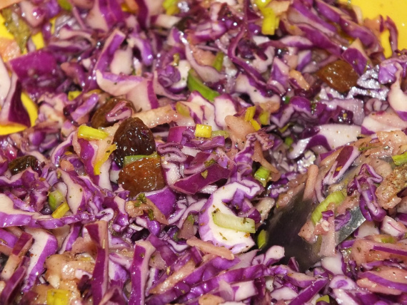 Салат с красной капустой и изюмом Салат с красной капустой и изюмом