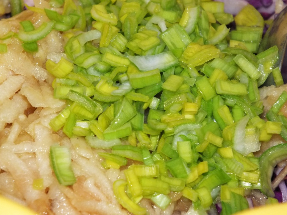 Салат с красной капустой и изюмом Салат с красной капустой и изюмом