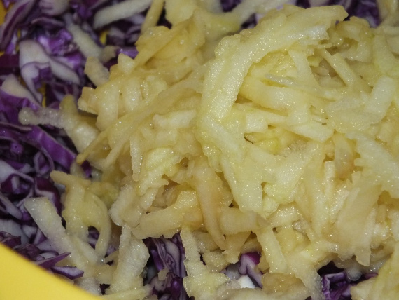 Салат с красной капустой и изюмом Салат с красной капустой и изюмом