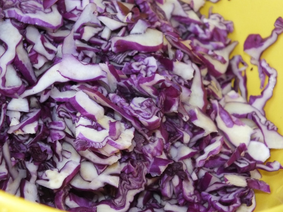 Салат с красной капустой и изюмом Салат с красной капустой и изюмом