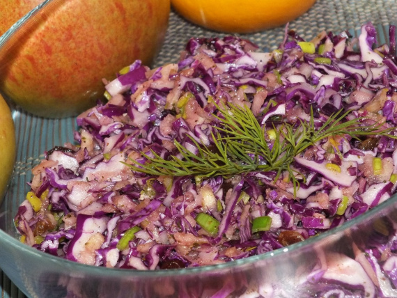 Салат с красной капустой и изюмом Салат с красной капустой и изюмом