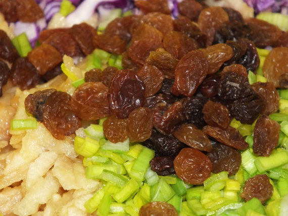 Салат с красной капустой и изюмом Салат с красной капустой и изюмом