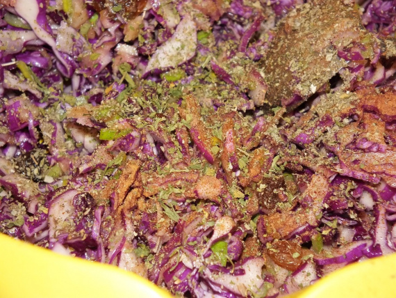 Салат с красной капустой и изюмом Салат с красной капустой и изюмом