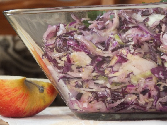 Салат из краснокочанной и белокочанной капусты Салат из краснокочанной и белокочанной капусты
