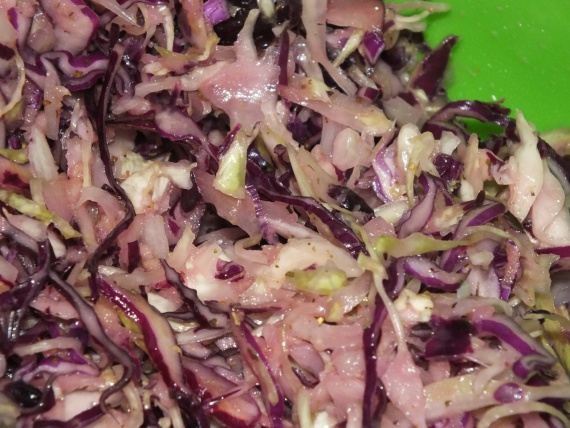Салат из краснокочанной и белокочанной капусты Салат из краснокочанной и белокочанной капусты