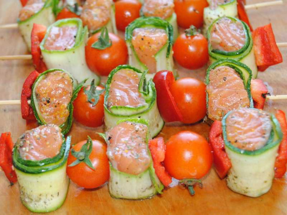 Шашлычки из лосося и кабачка Шашлычки из лосося и кабачка