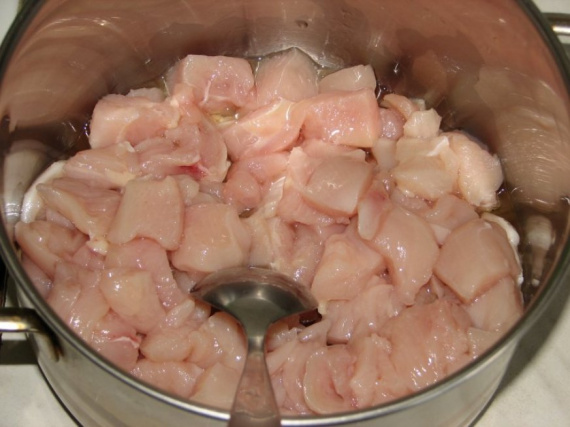 Слоеный салат с курицей и ананасом Слоеный салат с курицей и ананасом