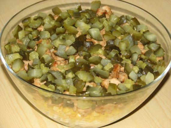 Слоеный салат с курицей и ананасом Слоеный салат с курицей и ананасом