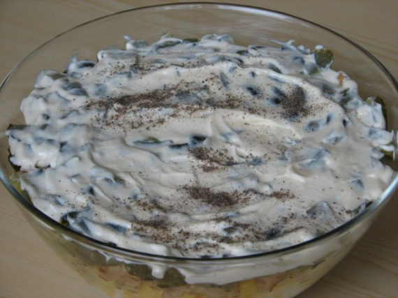 Слоеный салат с курицей и ананасом Слоеный салат с курицей и ананасом