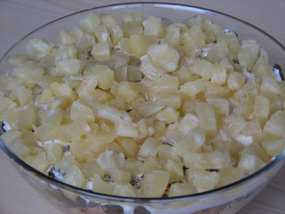 Слоеный салат с курицей и ананасом Слоеный салат с курицей и ананасом