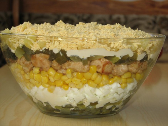 Слоеный салат с курицей и ананасом Слоеный салат с курицей и ананасом