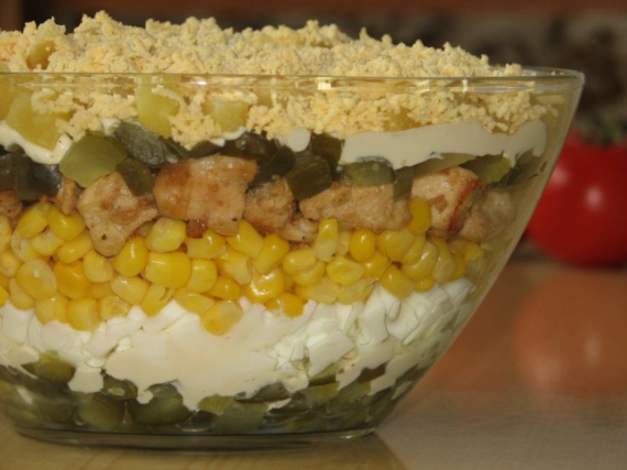 Слоеный салат с курицей и ананасом Слоеный салат с курицей и ананасом