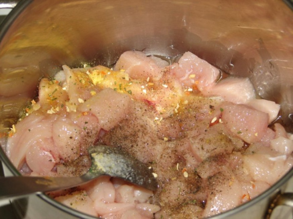 Слоеный салат с курицей и ананасом Слоеный салат с курицей и ананасом