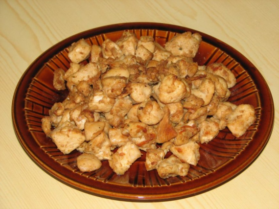 Слоеный салат с курицей и ананасом Слоеный салат с курицей и ананасом