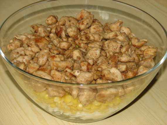 Слоеный салат с курицей и ананасом Слоеный салат с курицей и ананасом
