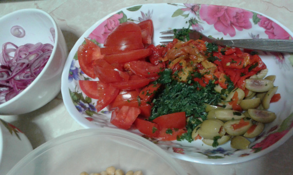 Салат с нутом и овощами Салат с нутом и овощами