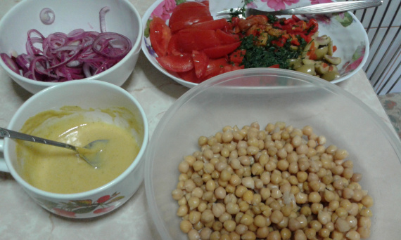 Салат с нутом и овощами Салат с нутом и овощами