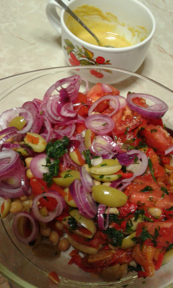 Салат с нутом и овощами Салат с нутом и овощами