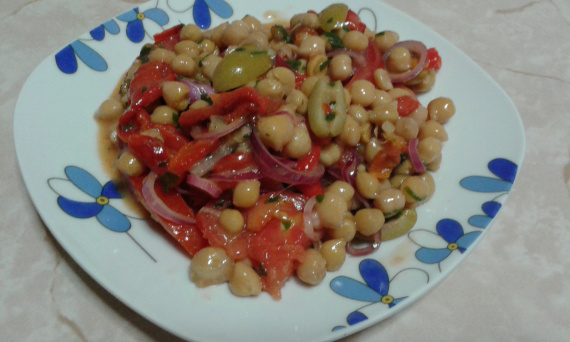 Салат с нутом и овощами Салат с нутом и овощами