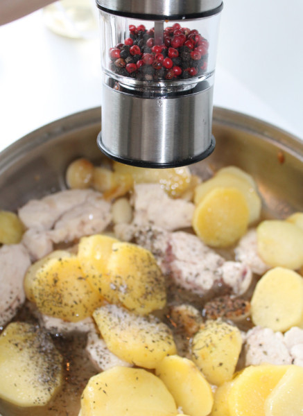 Куриное филе с картофелем, чесноком и вином Куриное филе с картофелем, чесноком и вином