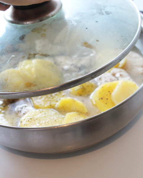 Куриное филе с картофелем, чесноком и вином Куриное филе с картофелем, чесноком и вином