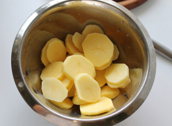 Куриное филе с картофелем, чесноком и вином Куриное филе с картофелем, чесноком и вином