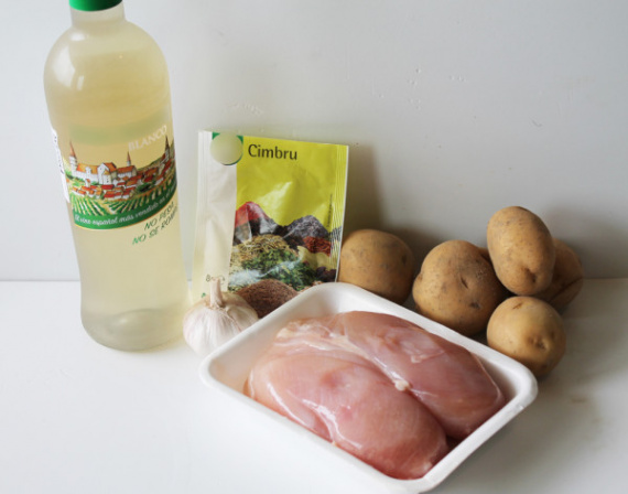 Куриное филе с картофелем, чесноком и вином Куриное филе с картофелем, чесноком и вином