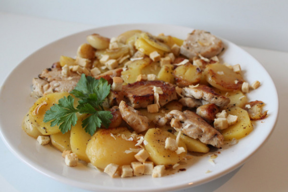 Куриное филе с картофелем, чесноком и вином Куриное филе с картофелем, чесноком и вином