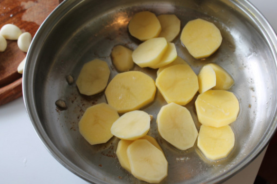 Куриное филе с картофелем, чесноком и вином Куриное филе с картофелем, чесноком и вином