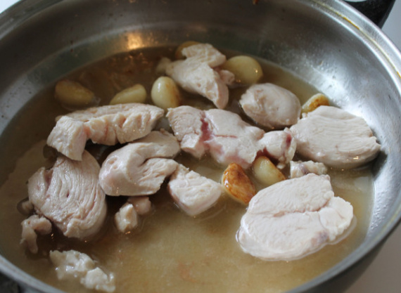 Куриное филе с картофелем, чесноком и вином Куриное филе с картофелем, чесноком и вином
