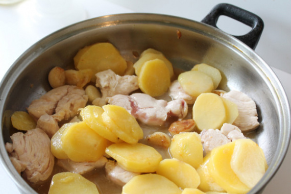 Куриное филе с картофелем, чесноком и вином Куриное филе с картофелем, чесноком и вином