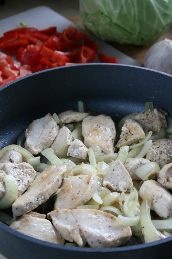 Тушеная курица с капустой и овощами Тушеная курица с капустой и овощами