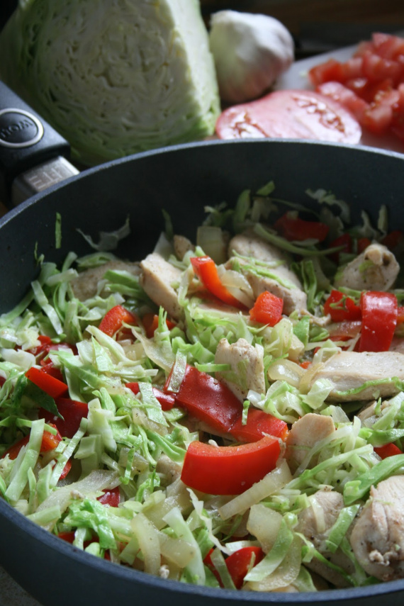 Тушеная курица с капустой и овощами Тушеная курица с капустой и овощами