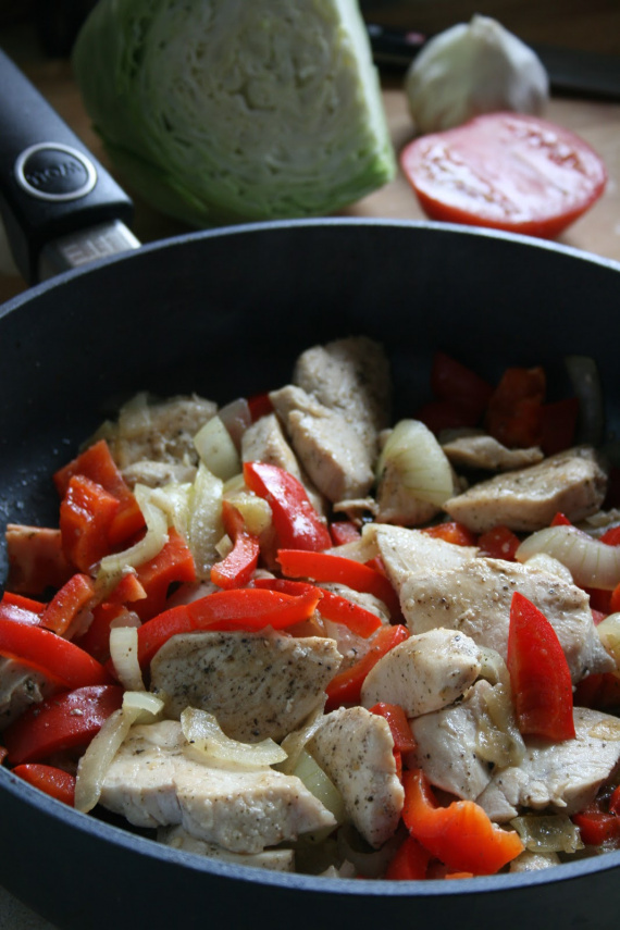 Тушеная курица с капустой и овощами Тушеная курица с капустой и овощами