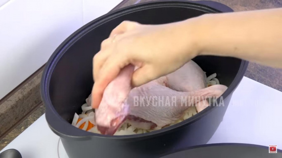 Утка тушеная с овощами с луковыми рулетиками. Утка тушеная с овощами с луковыми рулетиками.