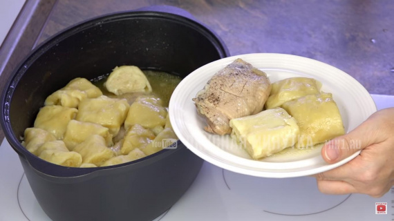 Утка тушеная с овощами с луковыми рулетиками. Утка тушеная с овощами с луковыми рулетиками.