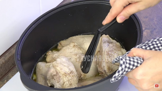Утка тушеная с овощами с луковыми рулетиками. Утка тушеная с овощами с луковыми рулетиками.
