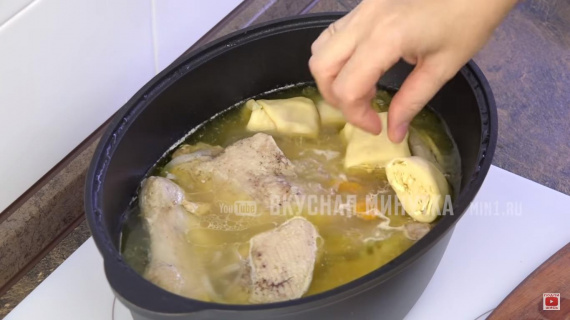 Утка тушеная с овощами с луковыми рулетиками. Утка тушеная с овощами с луковыми рулетиками.