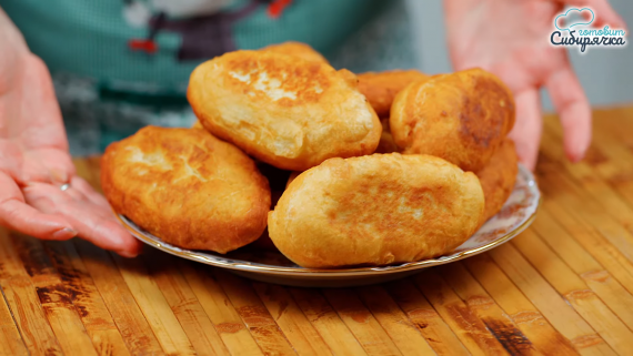 Пирожки с картошкой и грибами жареные на сковороде Пирожки с картошкой и грибами жареные на сковороде
