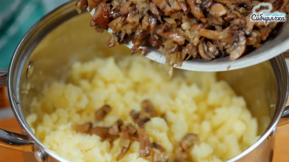 Пирожки с картошкой и грибами жареные на сковороде Пирожки с картошкой и грибами жареные на сковороде