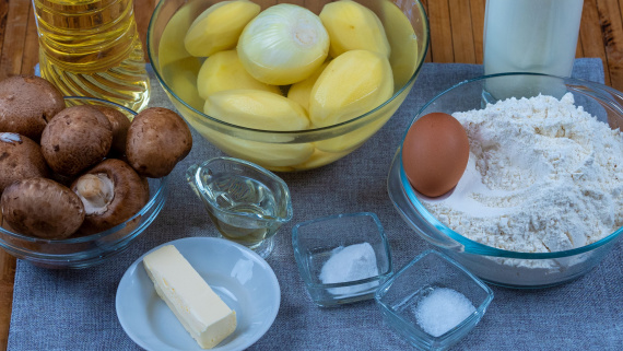 Пирожки с картошкой и грибами жареные на сковороде Пирожки с картошкой и грибами жареные на сковороде