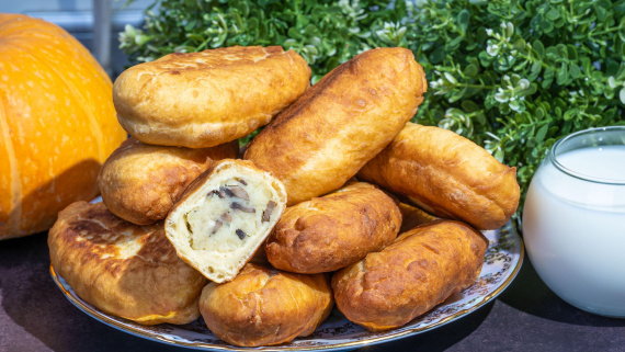 Пирожки с картошкой и грибами жареные на сковороде Пирожки с картошкой и грибами жареные на сковороде
