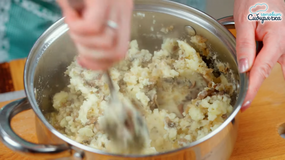 Пирожки с картошкой и грибами жареные на сковороде Пирожки с картошкой и грибами жареные на сковороде