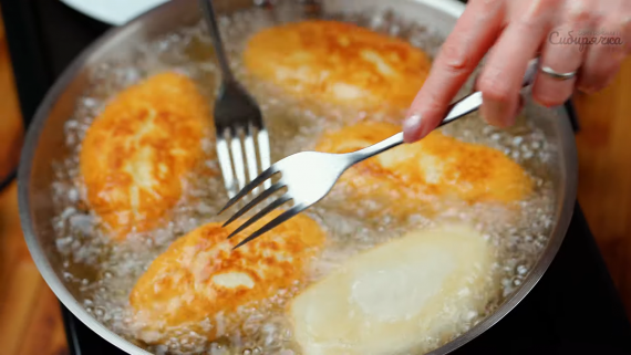 Пирожки с картошкой и грибами жареные на сковороде Пирожки с картошкой и грибами жареные на сковороде