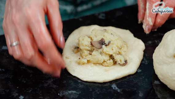 Пирожки с картошкой и грибами жареные на сковороде Пирожки с картошкой и грибами жареные на сковороде