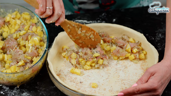 Пирог с начинкой из курицы с картошкой Пирог с начинкой из курицы с картошкой