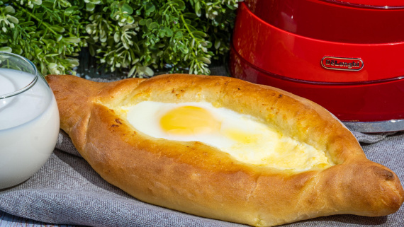 Хачапури с сыром и яйцом в духовке по-аджарски Хачапури с сыром и яйцом в духовке по-аджарски