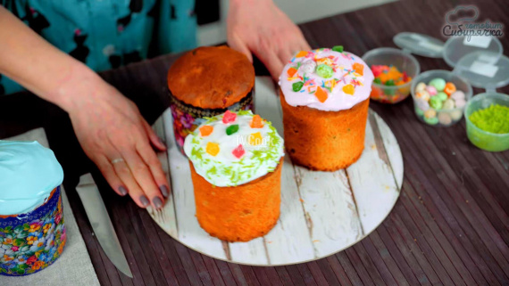Пасхальные куличи с цукатами и изюмом Пасхальные куличи с цукатами и изюмом