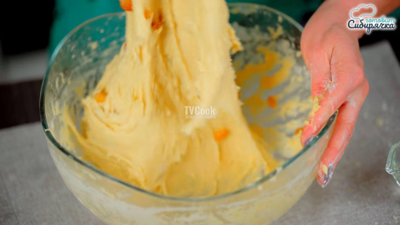Пасхальные куличи с цукатами и изюмом Пасхальные куличи с цукатами и изюмом